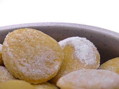 Domates ve istiridye mantarı ile çeşitli şekillerde (kare ve yuvarlak) ravioli hazırlamak. İtalyan mutfağı spesiyali..