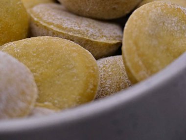 Domates ve istiridye mantarı ile çeşitli şekillerde (kare ve yuvarlak) ravioli hazırlamak. İtalyan mutfağı spesiyali..