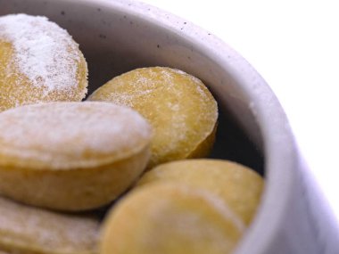 Domates ve istiridye mantarı ile çeşitli şekillerde (kare ve yuvarlak) ravioli hazırlamak. İtalyan mutfağı spesiyali..