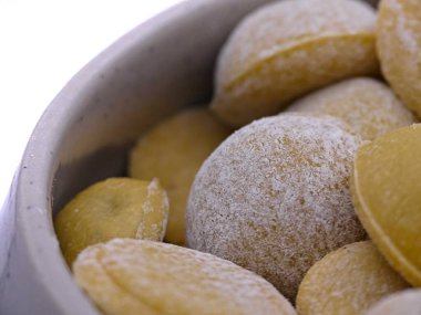 Domates ve istiridye mantarı ile çeşitli şekillerde (kare ve yuvarlak) ravioli hazırlamak. İtalyan mutfağı spesiyali..