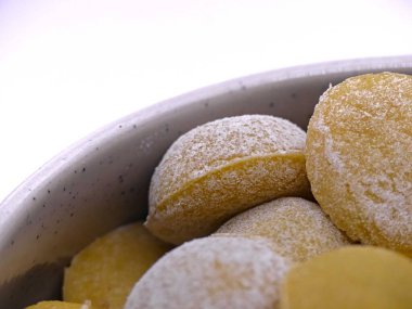 Domates ve istiridye mantarı ile çeşitli şekillerde (kare ve yuvarlak) ravioli hazırlamak. İtalyan mutfağı spesiyali..