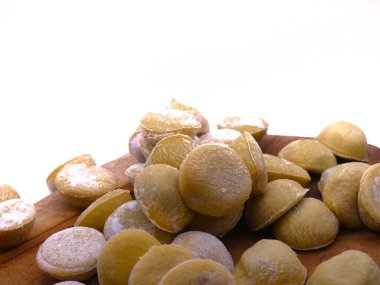 Domates ve istiridye mantarı ile çeşitli şekillerde (kare ve yuvarlak) ravioli hazırlamak. İtalyan mutfağı spesiyali..