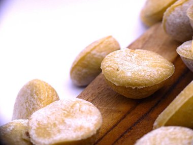 Domates ve istiridye mantarı ile çeşitli şekillerde (kare ve yuvarlak) ravioli hazırlamak. İtalyan mutfağı spesiyali..