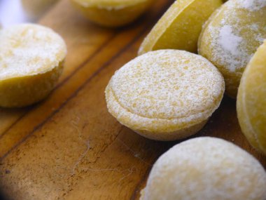 Domates ve istiridye mantarı ile çeşitli şekillerde (kare ve yuvarlak) ravioli hazırlamak. İtalyan mutfağı spesiyali..