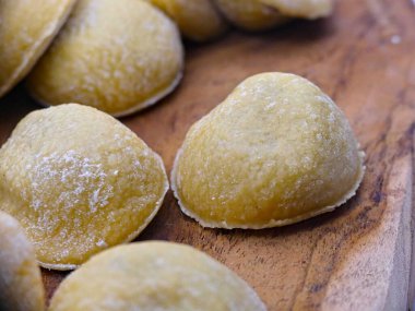 Domates ve istiridye mantarı ile çeşitli şekillerde (kare ve yuvarlak) ravioli hazırlamak. İtalyan mutfağı spesiyali..