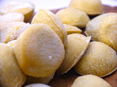 Domates ve istiridye mantarı ile çeşitli şekillerde (kare ve yuvarlak) ravioli hazırlamak. İtalyan mutfağı spesiyali..