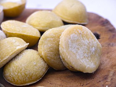 Domates ve istiridye mantarı ile çeşitli şekillerde (kare ve yuvarlak) ravioli hazırlamak. İtalyan mutfağı spesiyali..