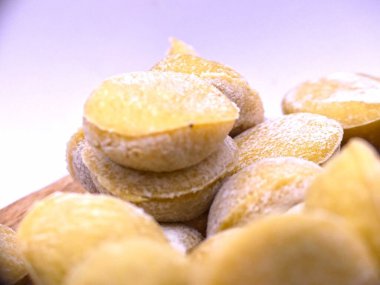 Domates ve istiridye mantarı ile çeşitli şekillerde (kare ve yuvarlak) ravioli hazırlamak. İtalyan mutfağı spesiyali..