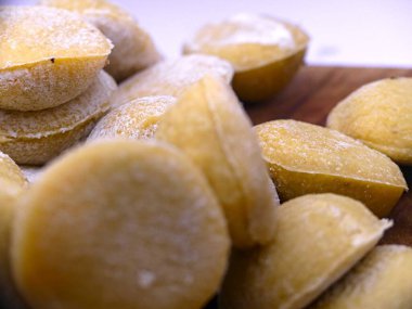 Domates ve istiridye mantarı ile çeşitli şekillerde (kare ve yuvarlak) ravioli hazırlamak. İtalyan mutfağı spesiyali..