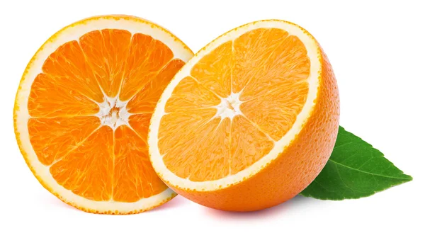 Половинки апельсина с изолированными листьями — стоковое фото