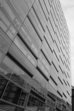 modern buildin üzerinde cam cephe