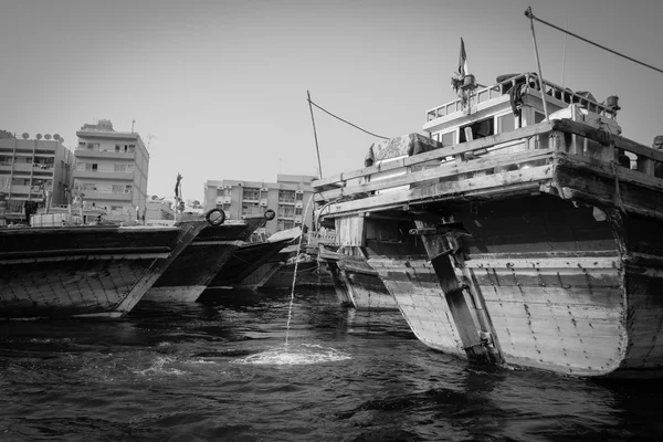 传统的单桅帆船渡船上迪拜 cree — 图库照片