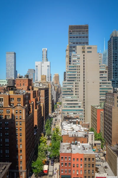 Будівля Нью-Йорк і дорога форма даху до — стокове фото