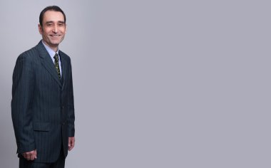  gri arka plan üzerinde işadamı