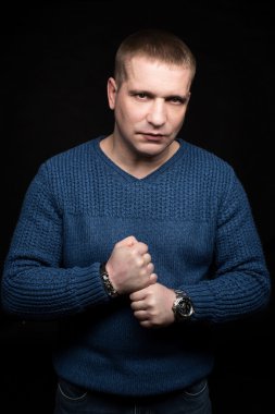  siyah arka planda Man