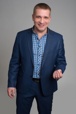 gri arka plan üzerinde duran işadamı