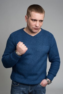 saldırgan, sinirli portre adam