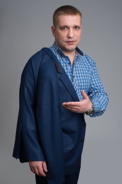 Ceketini tutan işadamı