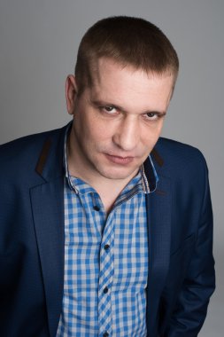  iş adamı ayakta seyir kameraya 