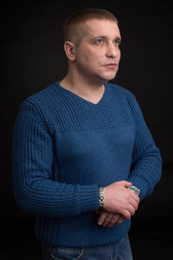 Uzakta görünen siyah adam