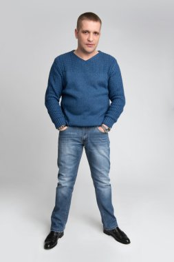 elleri cebinde tutan adam