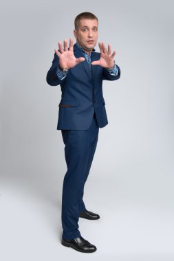 İşadamı dur işareti gösteriyor 