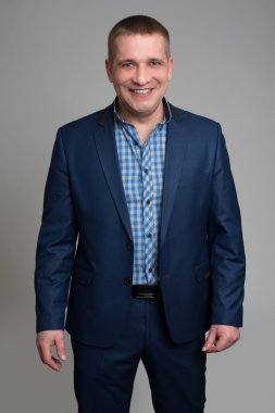 gri arka plan üzerinde duran işadamı