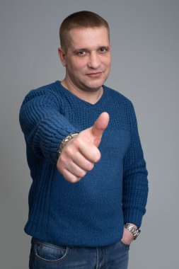 Mutlu adam başparmak tutarak 