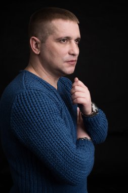 Uzakta görünen siyah adam