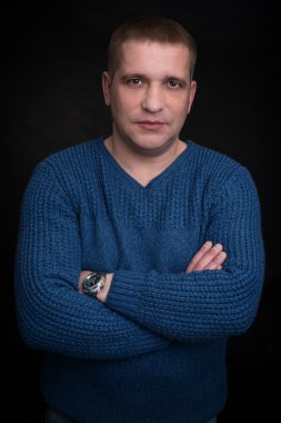  siyah arka planda Man