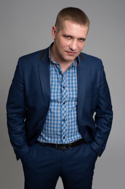  iş adamı ayakta seyir kameraya 