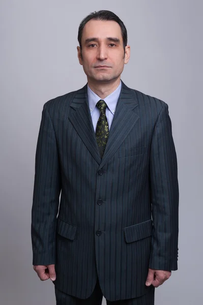 Siyah takım elbiseli adam. 