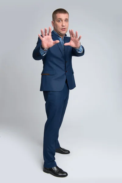 İşadamı dur işareti gösteriyor 