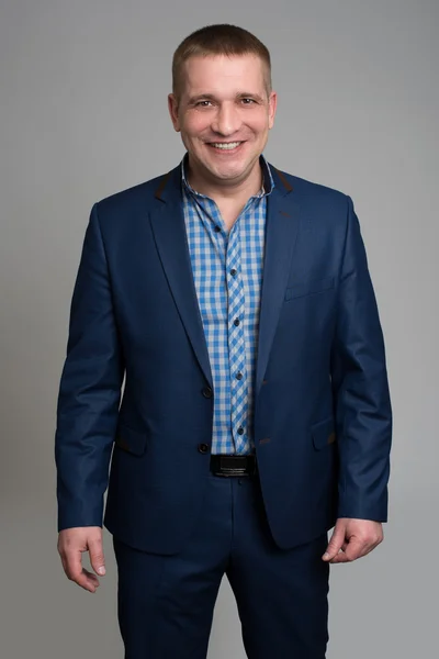 gri arka plan üzerinde duran işadamı