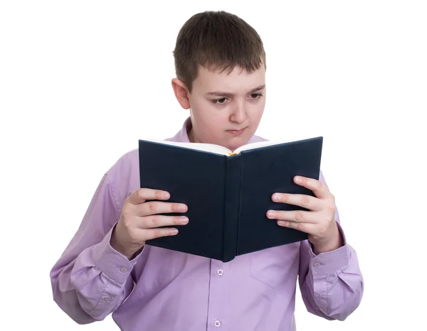 Jongen leest een boek — Stockfoto