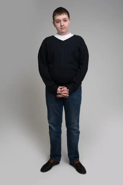 Çocuk gri bir arka plan üzerinde