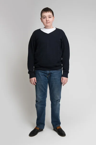 Çocuk gri bir arka plan üzerinde