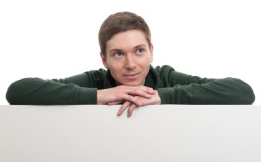 boş bir panel arkasında duran adam