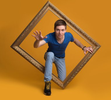 genç bir adam resmin dışında gelir