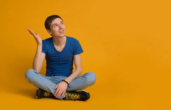 bağdaş ile oturan genç adam