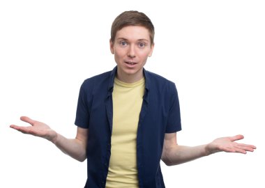 Genç adam gülümseyen shrugging 