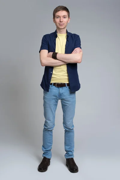 genç adam kollarını ile ayakta geçti