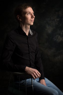 Profilde genç bir adam 