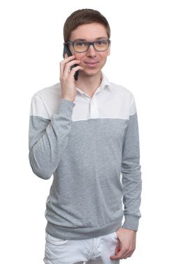 Genç adam telefonda konuşuyor. 