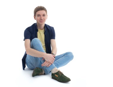  Genç adam yerde oturuyor.