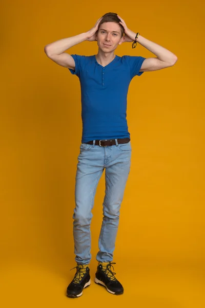A fiatalember állt üres kék póló — Stock Fotó