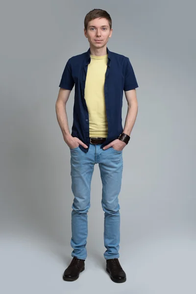  yakışıklı adam gri arka plan üzerinde ayakta 