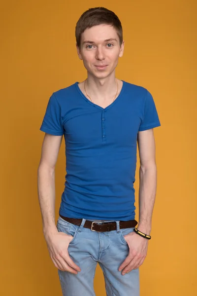 Gülümseyen genç bir adamın portresi