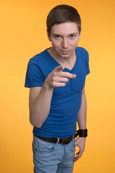 Jeune homme pointant du doigt — Photo