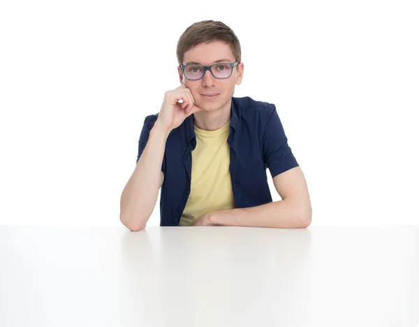 adam oturmuş ve bir tablo üzerinde düşünme